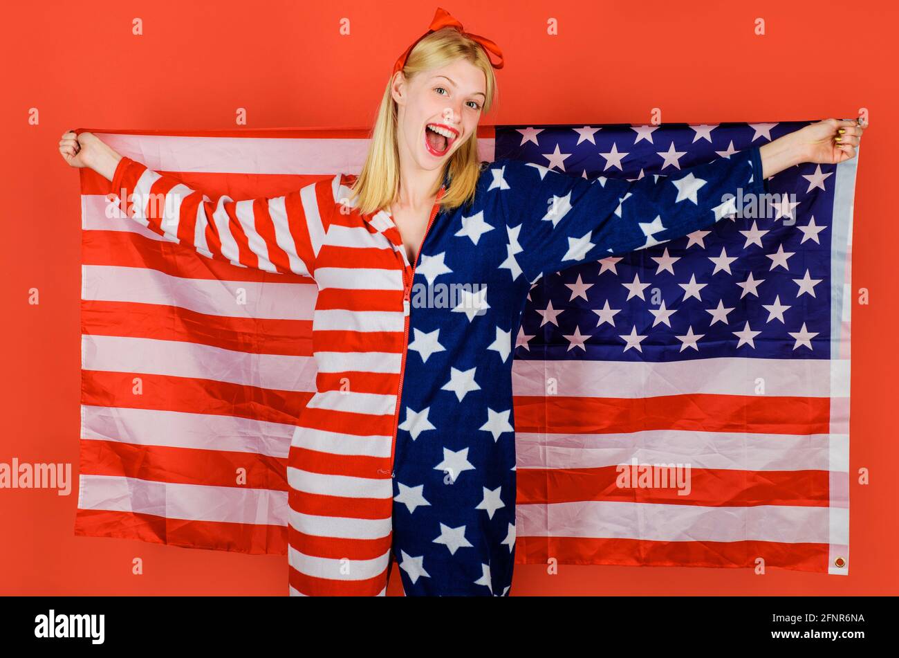 Mode Mädchen mit amerikanischer Flagge. Feier zum Unabhängigkeitstag. Juli. Patriotisches Kostüm. National Colors USA. Stockfoto