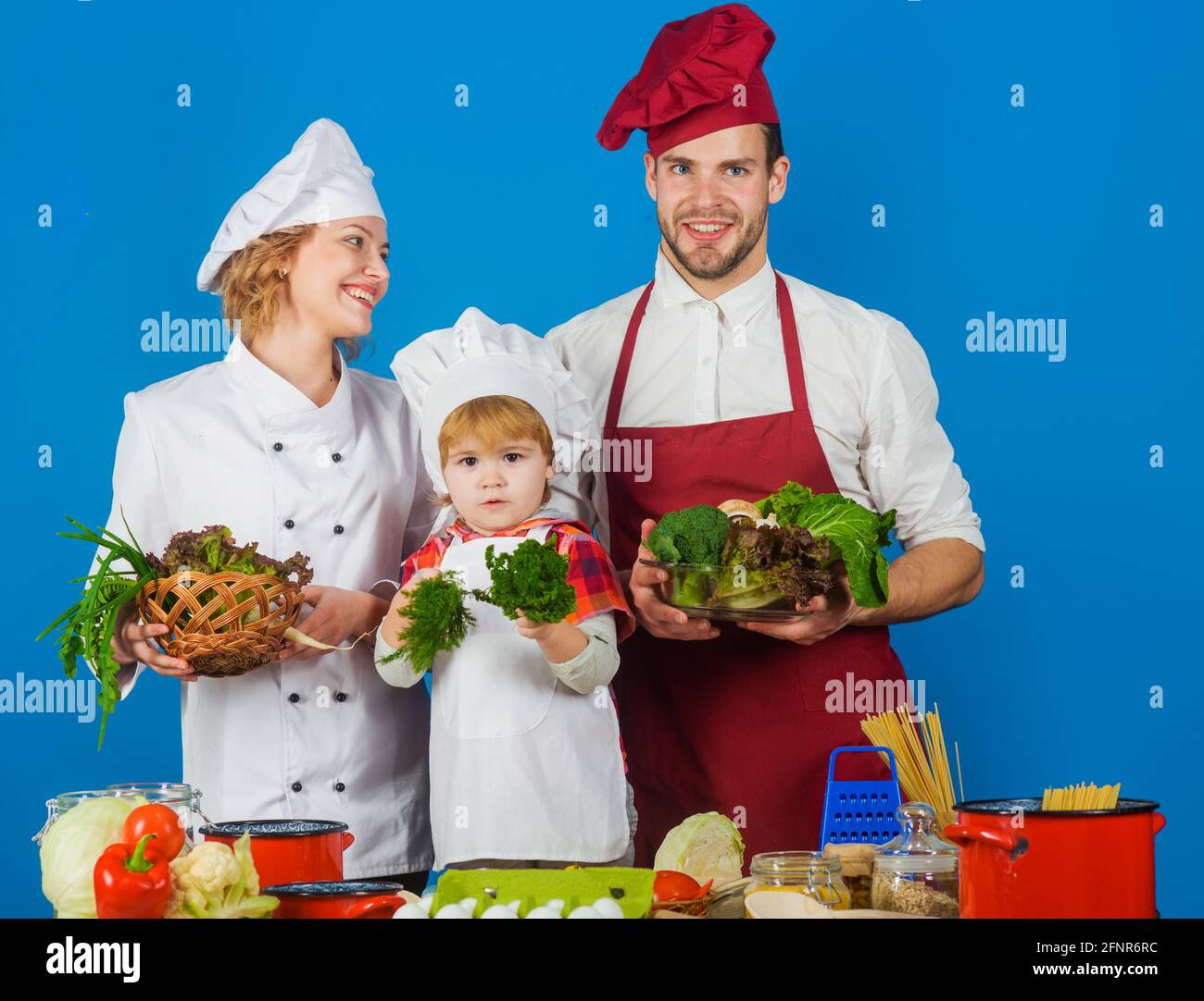 Glückliche Familie Kochen zusammen. Gesunde Ernährung zu Hause. Familienküche. Stockfoto