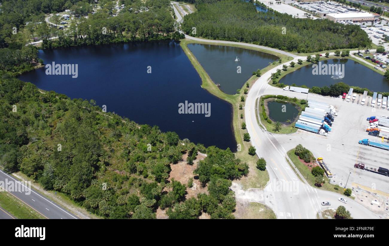 Wassereigenschaften von Teichen und Seen in der Nähe von Ormond Beach Luftaufnahme von Florida, aufgenommen mit einer Drohne in 4k Stockfoto