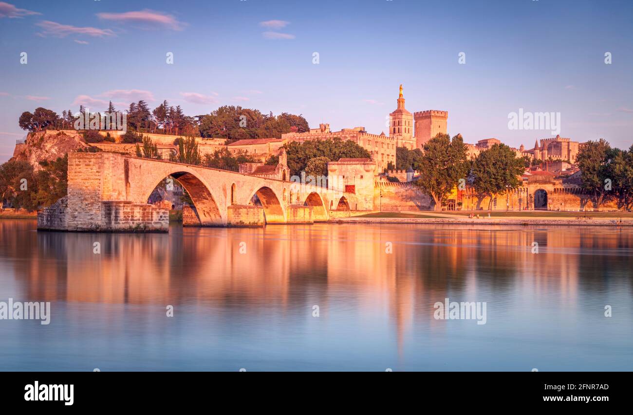 Pont St Benezet über die Rhone mit dem Palais des Papes Beyond, Avignon Provence, Frankreich Stockfoto