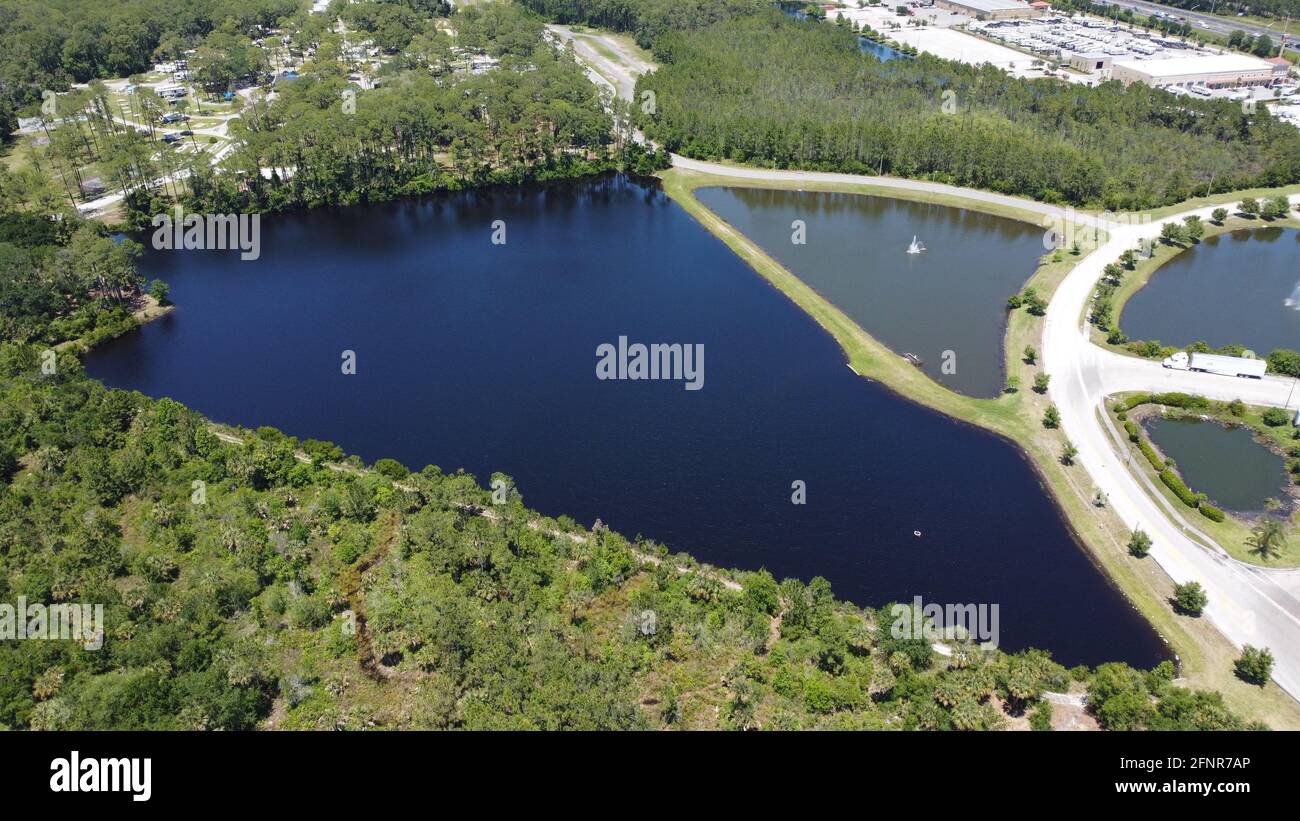 Wassereigenschaften von Teichen und Seen in der Nähe von Ormond Beach Luftaufnahme von Florida, aufgenommen mit einer Drohne in 4k Stockfoto