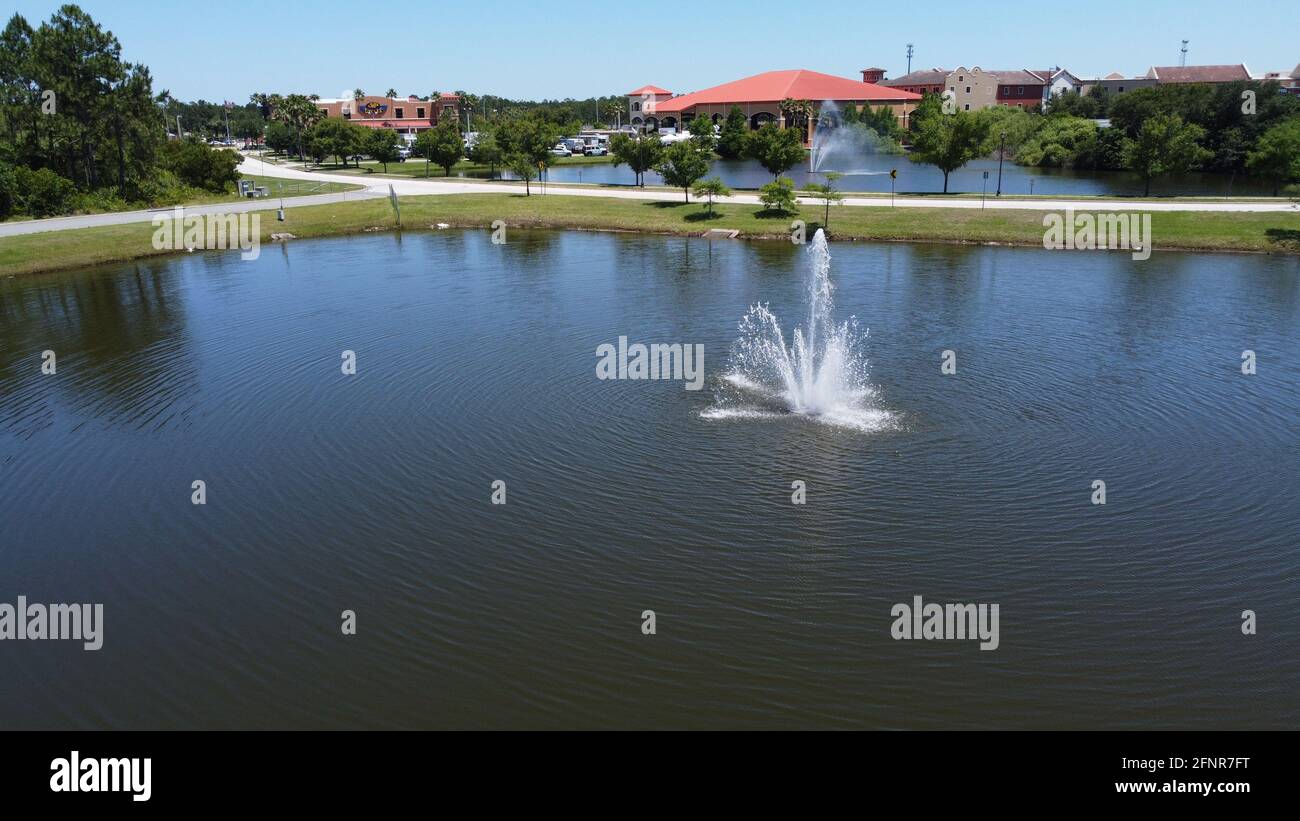 Wassereigenschaften von Teichen und Seen in der Nähe von Ormond Beach Luftaufnahme von Florida, aufgenommen mit einer Drohne in 4k Stockfoto