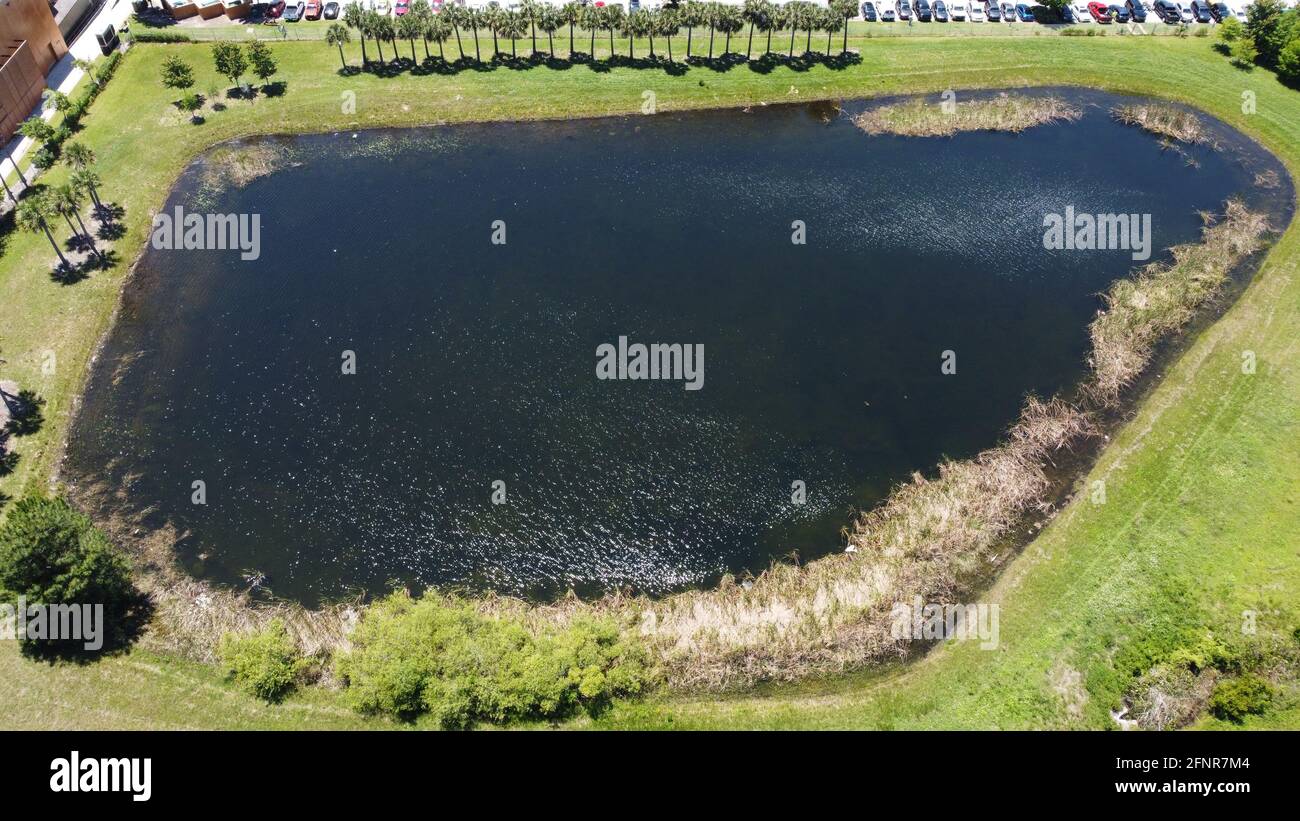 Wassereigenschaften von Teichen und Seen in der Nähe von Ormond Beach Luftaufnahme von Florida, aufgenommen mit einer Drohne in 4k Stockfoto