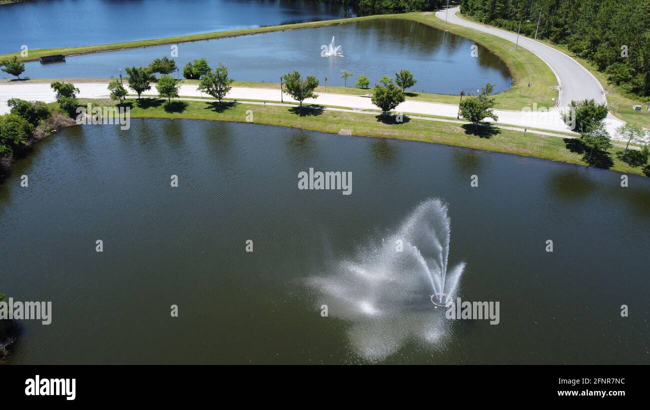 Wassereigenschaften von Teichen und Seen in der Nähe von Ormond Beach Luftaufnahme von Florida, aufgenommen mit einer Drohne in 4k Stockfoto