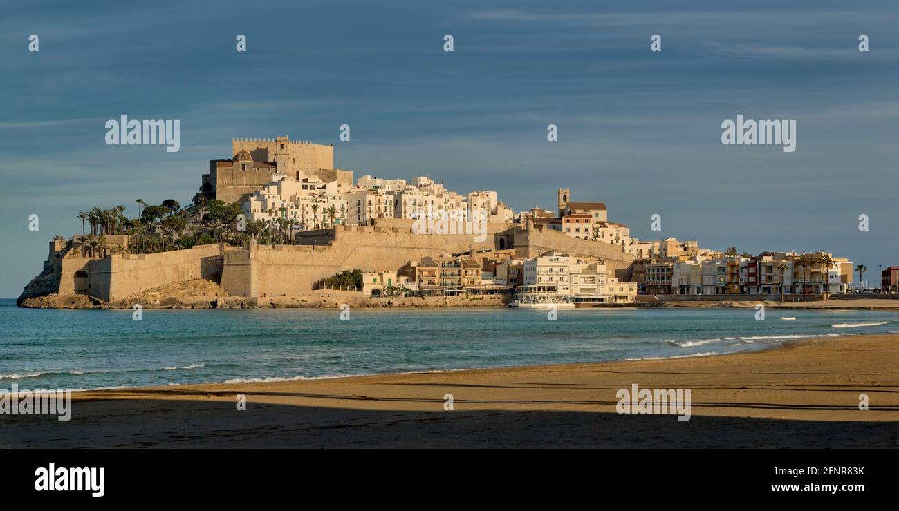 Das Castillo Palace de Peñíscola oder Castillo del Papa Luna befindet sich im höchsten Teil des Felsens einer Stadt, die zur schönsten Spaniens erklärt wurde. Stockfoto