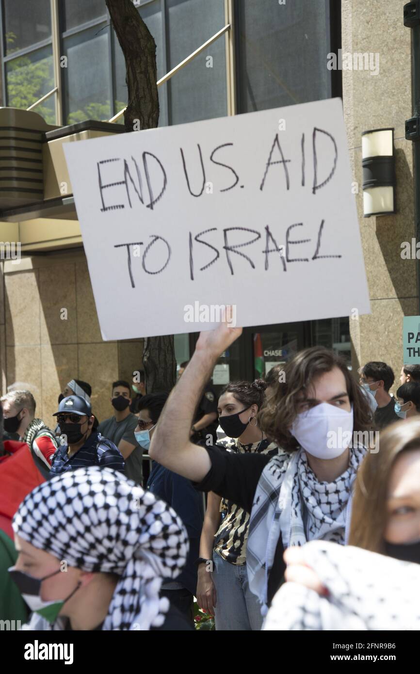 Palästinensische und pro-palästinensische Demonstranten sind vor dem israelischen Konsulat in der 2nd Avenue in New York City in Kraft getreten, um gegen die israelischen Bombenangriffe auf Gaza zu protestieren, bei denen Hunderte von Zivilisten, darunter viele Kinder, getötet wurden. Stockfoto