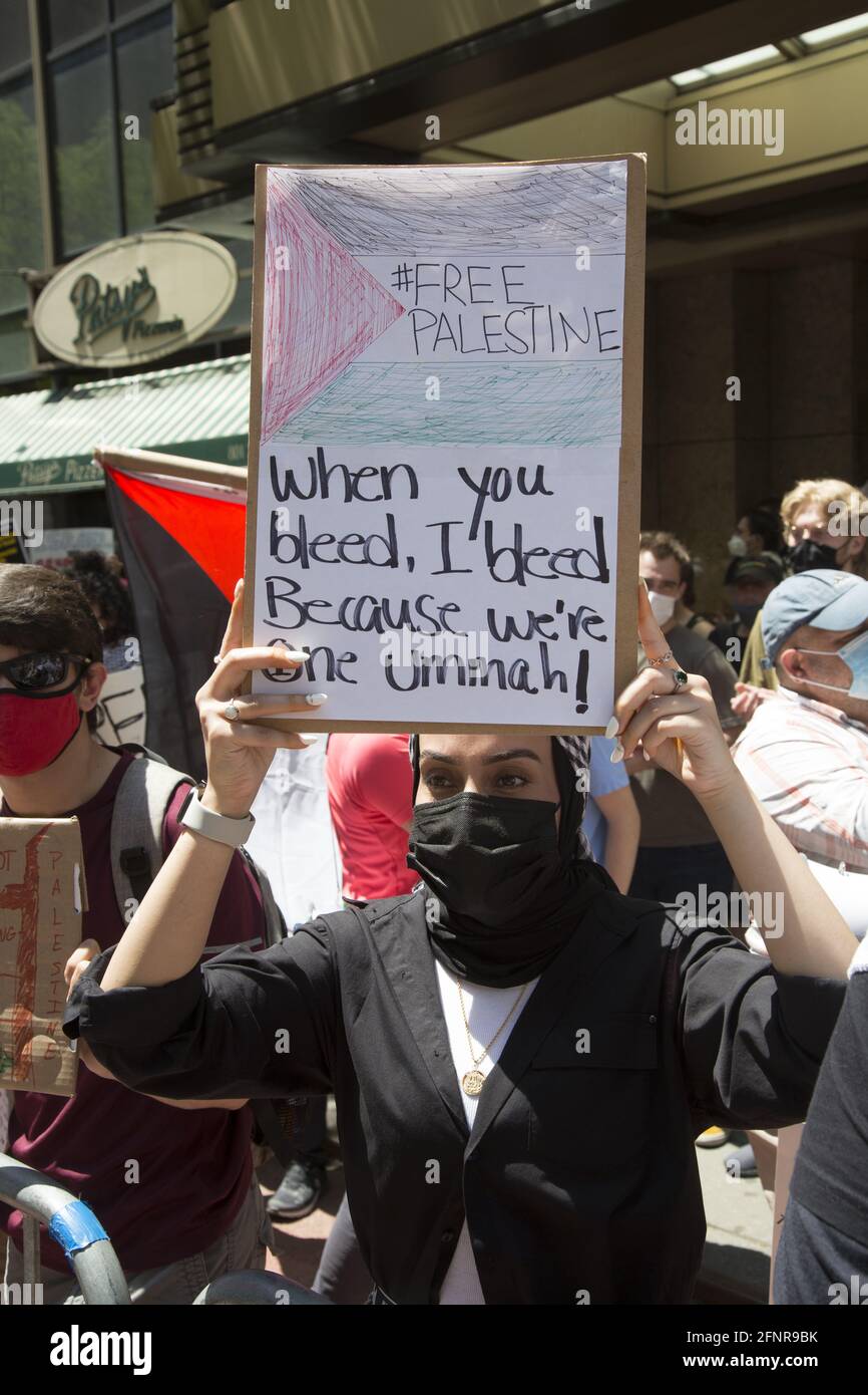 Palästinensische und pro-palästinensische Demonstranten sind vor dem israelischen Konsulat in der 2nd Avenue in New York City in Kraft getreten, um gegen die israelischen Bombenangriffe auf Gaza während des jüngsten israelisch-palästinensischen Feuersturms zu protestieren, bei dem Hunderte von Zivilisten, darunter viele Kinder, getötet wurden. Stockfoto