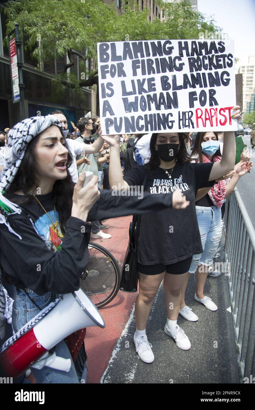 Palästinensische und pro-palästinensische Demonstranten sind vor dem israelischen Konsulat in der 2nd Avenue in New York City in Kraft getreten, um gegen die israelischen Bombenangriffe auf Gaza während des jüngsten israelisch-palästinensischen Feuersturms zu protestieren, bei dem Hunderte von Zivilisten, darunter viele Kinder, getötet wurden. Stockfoto