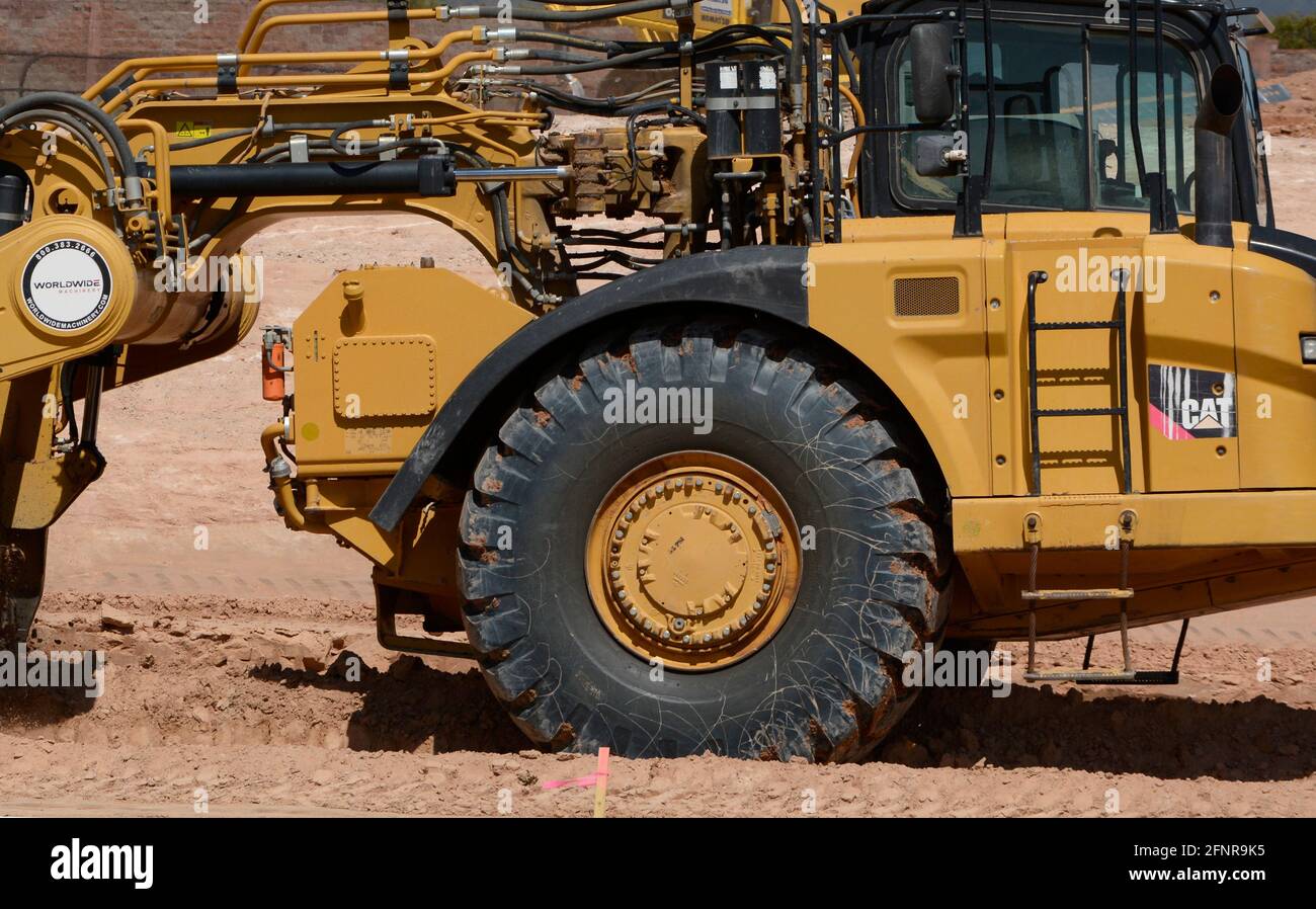 Riesige Reifen auf dem Fahrerhaus eines Caterpillar 623H Radtraktorschaber  auf einer Straßenbaustelle in Santa Fe, New Mexico Stockfotografie - Alamy