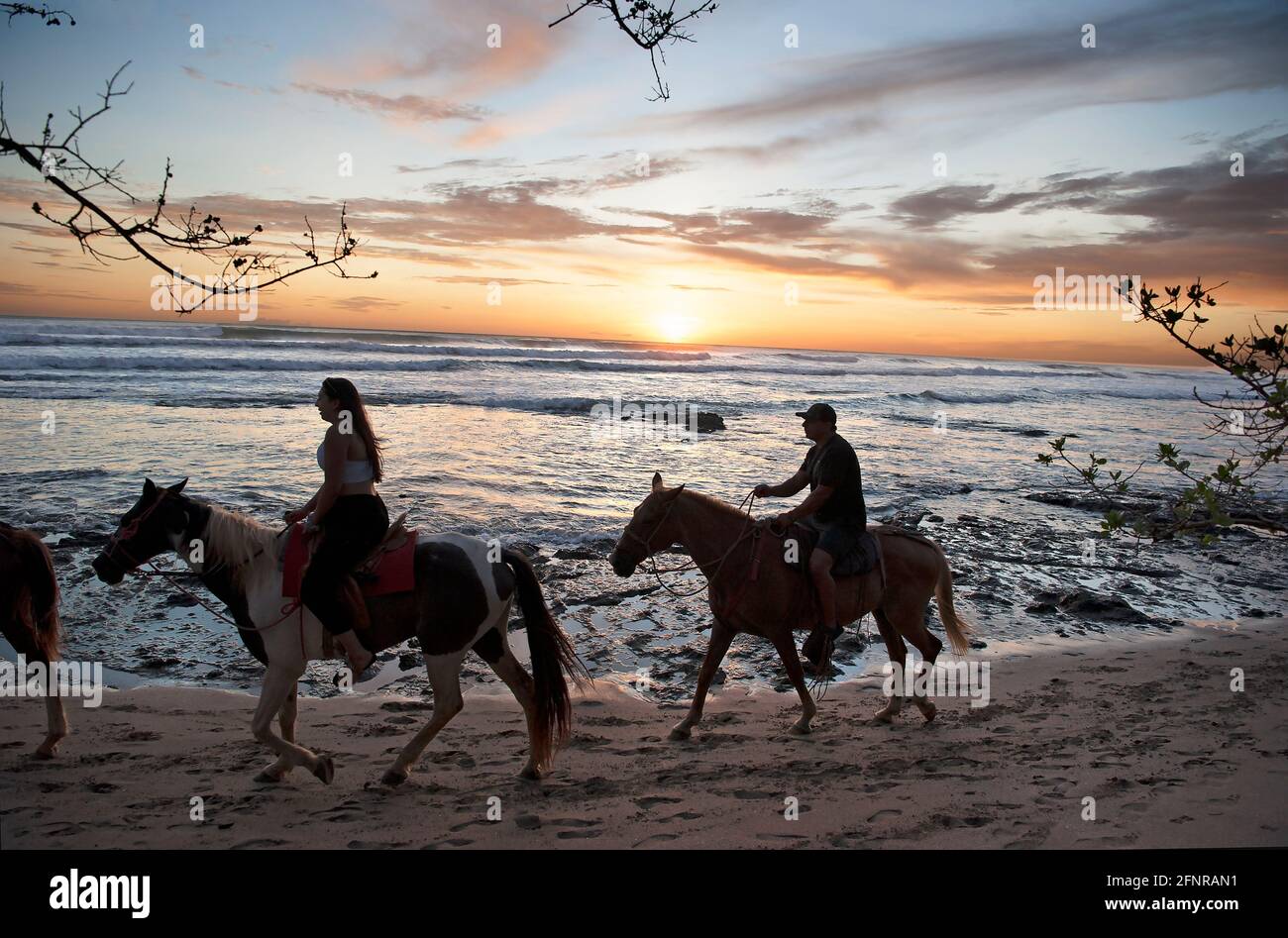 Reiter am Strand von Tamarindo, Costa Rica Stockfoto