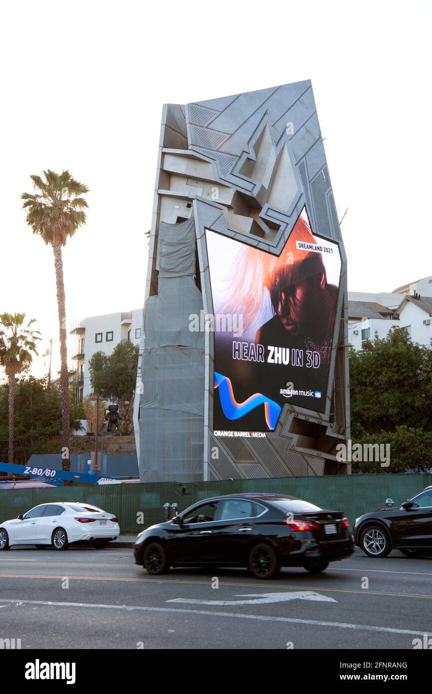 Ungewöhnlich geformte digitale Plakatwand von Orange Barrel Media auf dem Sunset Strip in Los Angeles, CA Stockfoto