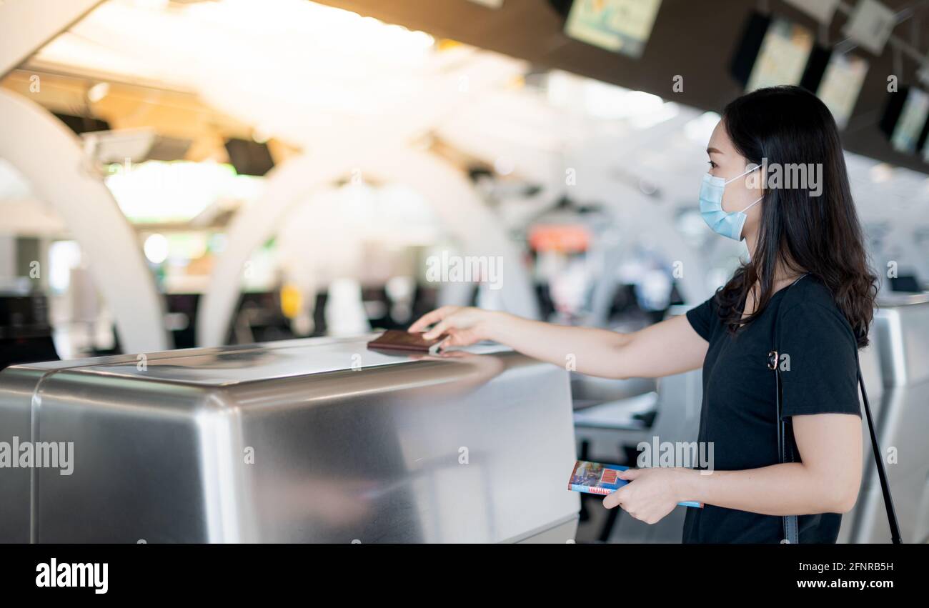 Die weibliche Fluggast in der Schlange bereiten sich auf die Bordkarte am Flughafen vor. Stockfoto