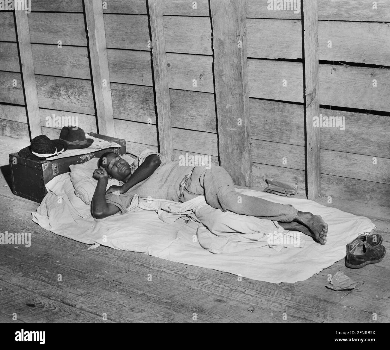 Wanderarbeiter aus Florida, die in Barn, in der Nähe von Belcross, North Carolina, USA, schlafen, Jack Delano, U.S. Farm Security Administration, Juli 1940 Stockfoto