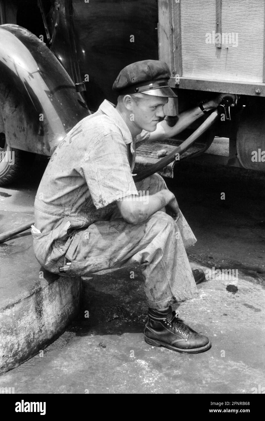 Mitarbeiter an der LKW-Tankstelle Pumping Gas, U.S. 1, Washington, D.C., USA, Jack Delano, U.S. Office of war Information, Juni 1940 Stockfoto