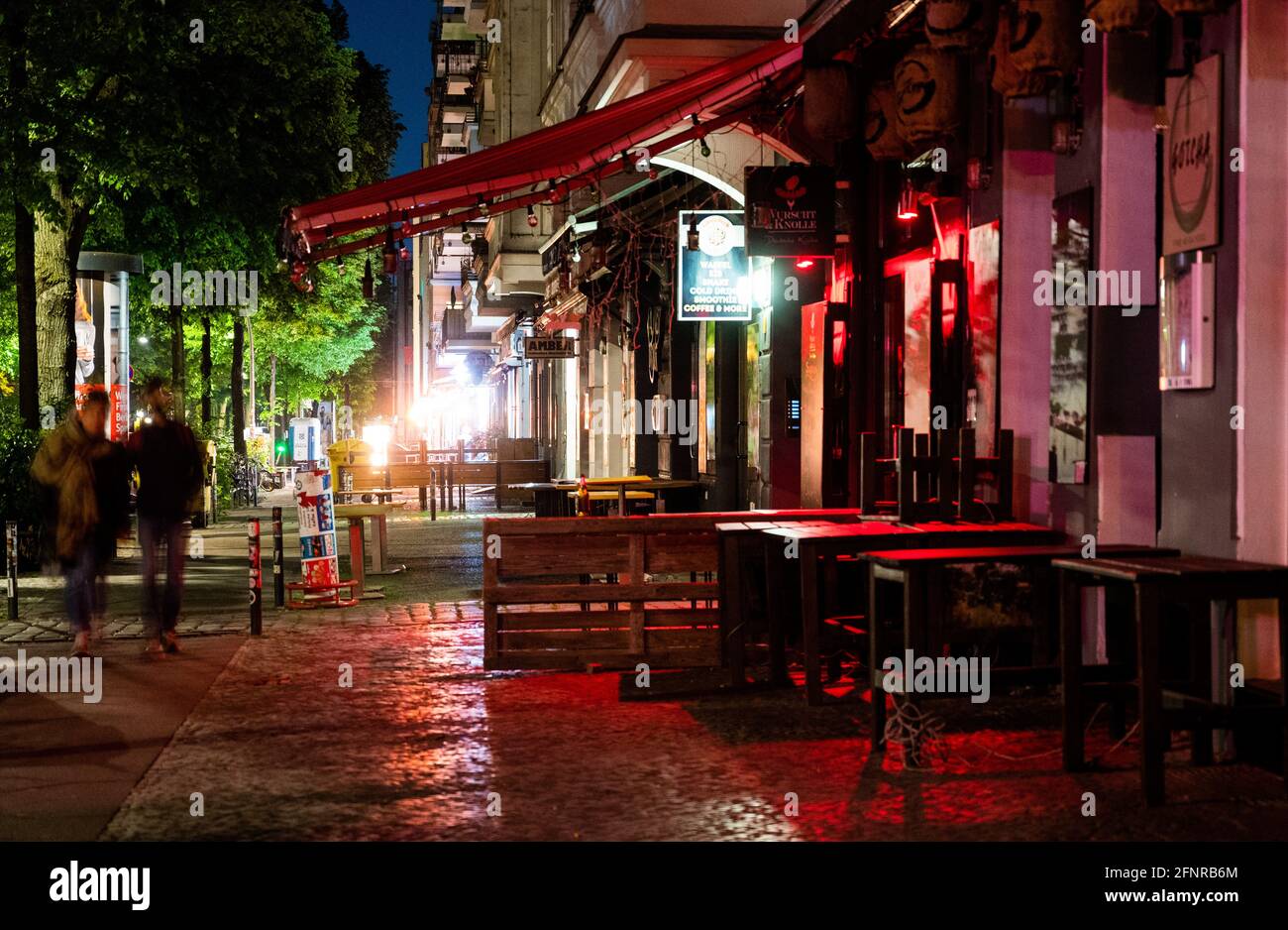 Berlin, Deutschland. Mai 2021. Tische und Stühle stehen vor den Bars und Restaurants im Stadtteil Friedrichshain. Ab dem 19. Mai werden einige der Corona-Maßnahmen gelockert. Dazu gehört auch die Aufhebung der nächtlichen Sperrstunde zwischen 22 und 5 Uhr morgens. Quelle: Christophe Gateau/dpa/Alamy Live News Stockfoto