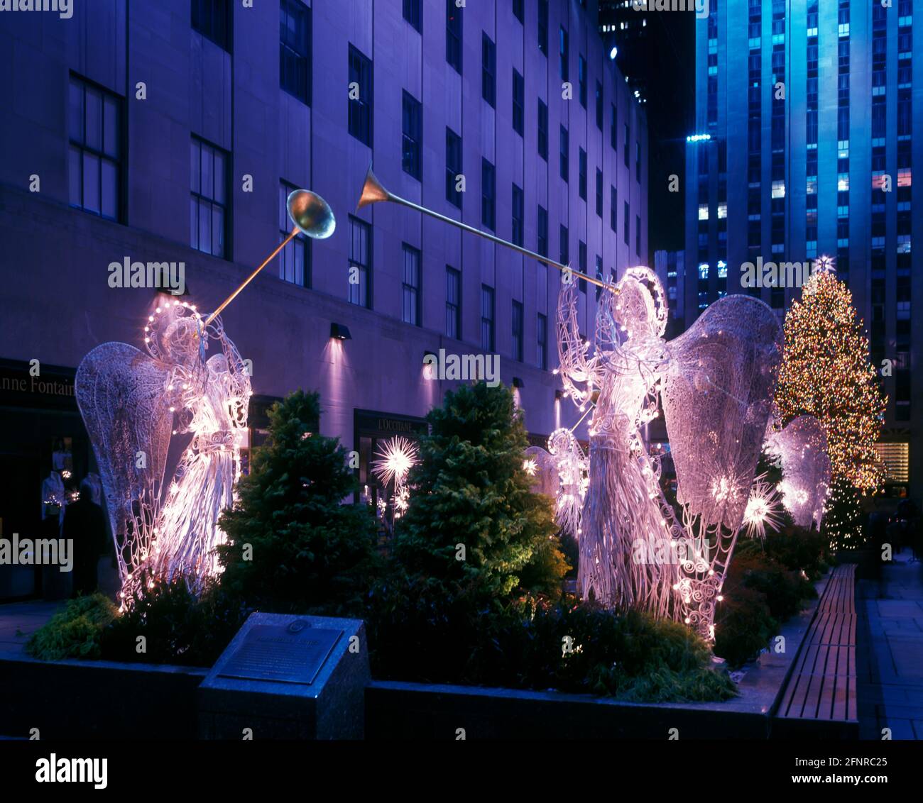 2004 HISTORISCHE WEIHNACHTSBAUMLICHTER ENGEL ROCKEFELLER CENTER (©RAYMOND HOOD 1939) FIFTH AVENUE MANHATTAN NEW YORK CITY USA Stockfoto