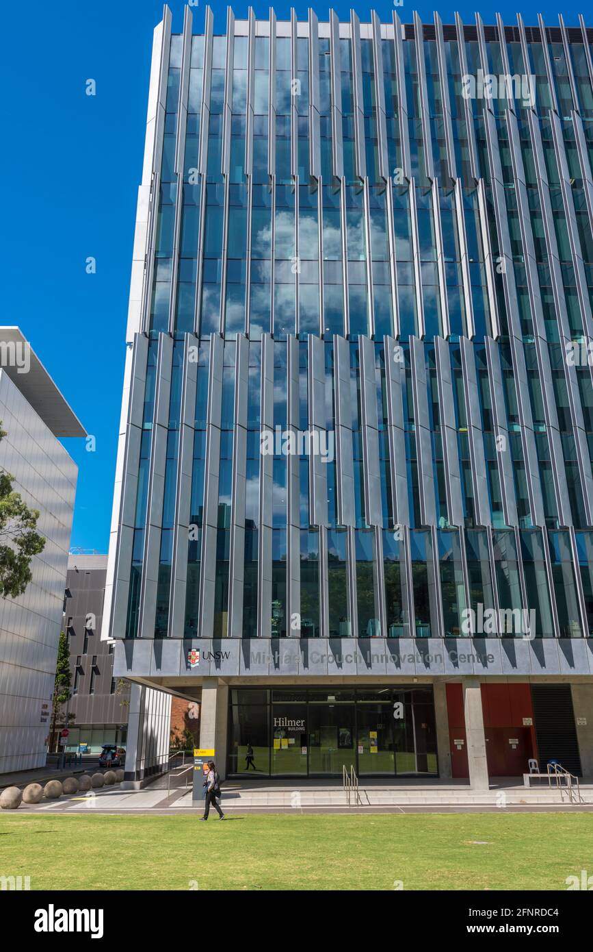 Das mehrstöckige Hilmer Building (E10) mit seinen beweglichen Farbtafeln an der University of New South Wales (UNSW) in Kensington, Sydney, Australien Stockfoto