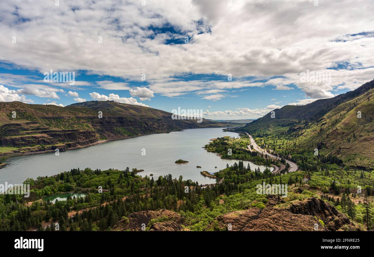 Dies ist der Blick von Rowena Crest auf den historischen Columbia River Highway in der Columbia Gorge, Oregon. Es wurde im Frühling aufgenommen. Stockfoto