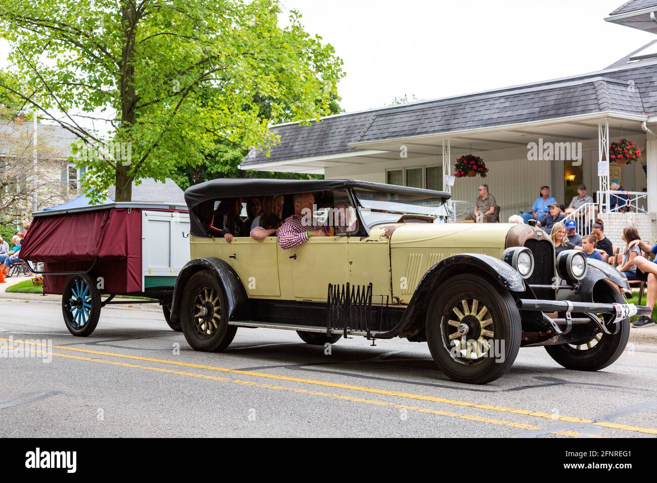 Während der Auburn Cord Duesenberg Festival Parade 2019 zieht ein antikes Oldtimer von Auburn einen Wohnwagen durch Auburn, Indiana. Stockfoto