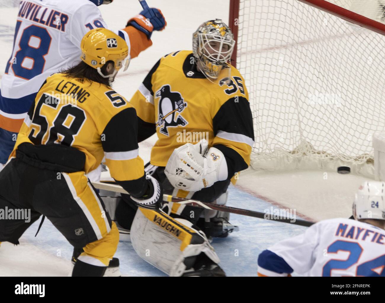 Pittsburgh Penguins Torhüter Tristan Jarry (35) reagiert als New York Islanders Zentrum Josh Bailey punktet in der zweiten Periode der ersten Runde der NHL Stanley Cup Playoff-Serie in der PPG Paints Arena in Pittsburgh am Dienstag, 18. Mai 2021. Foto von Archie Pecenter/UPI Stockfoto