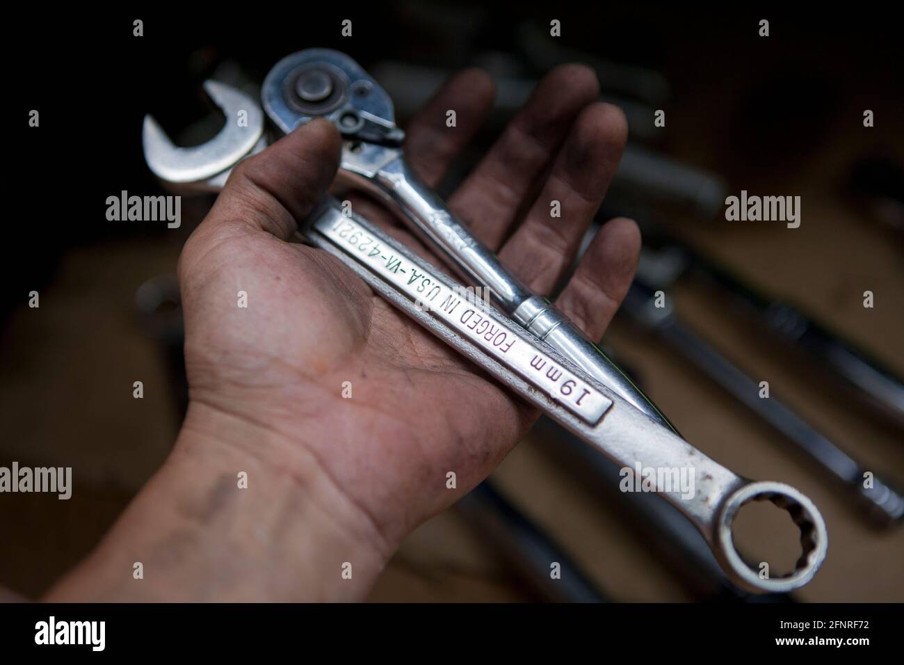Auto Mechaniker hält Schlüssel (Auto-Reparatur, Auto-Reparatur) - USA Stockfoto