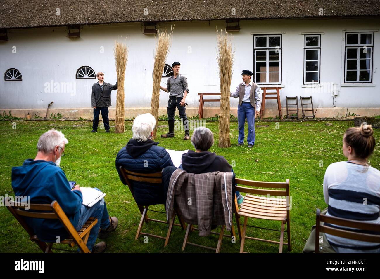 Sandstedt, Deutschland. Mai 2021. Die Theatergruppe „das Letzte Kleinod“ probt das Stück „Heimat und Fremde“ im Museumsgarten des Allmers-Hauses. Die Theater in Niedersachsen und Bremen haben lange gewartet, um wieder vor Publikum spielen zu können. Die Theatergruppe das Letzte Kleinod ist eine der ersten, die wieder eine Produktion präsentiert: Im Garten eines Museums. Andere Theater planen auch Open-Air-Aufführungen. Quelle: Sina Schuldt/dpa/Alamy Live News Stockfoto