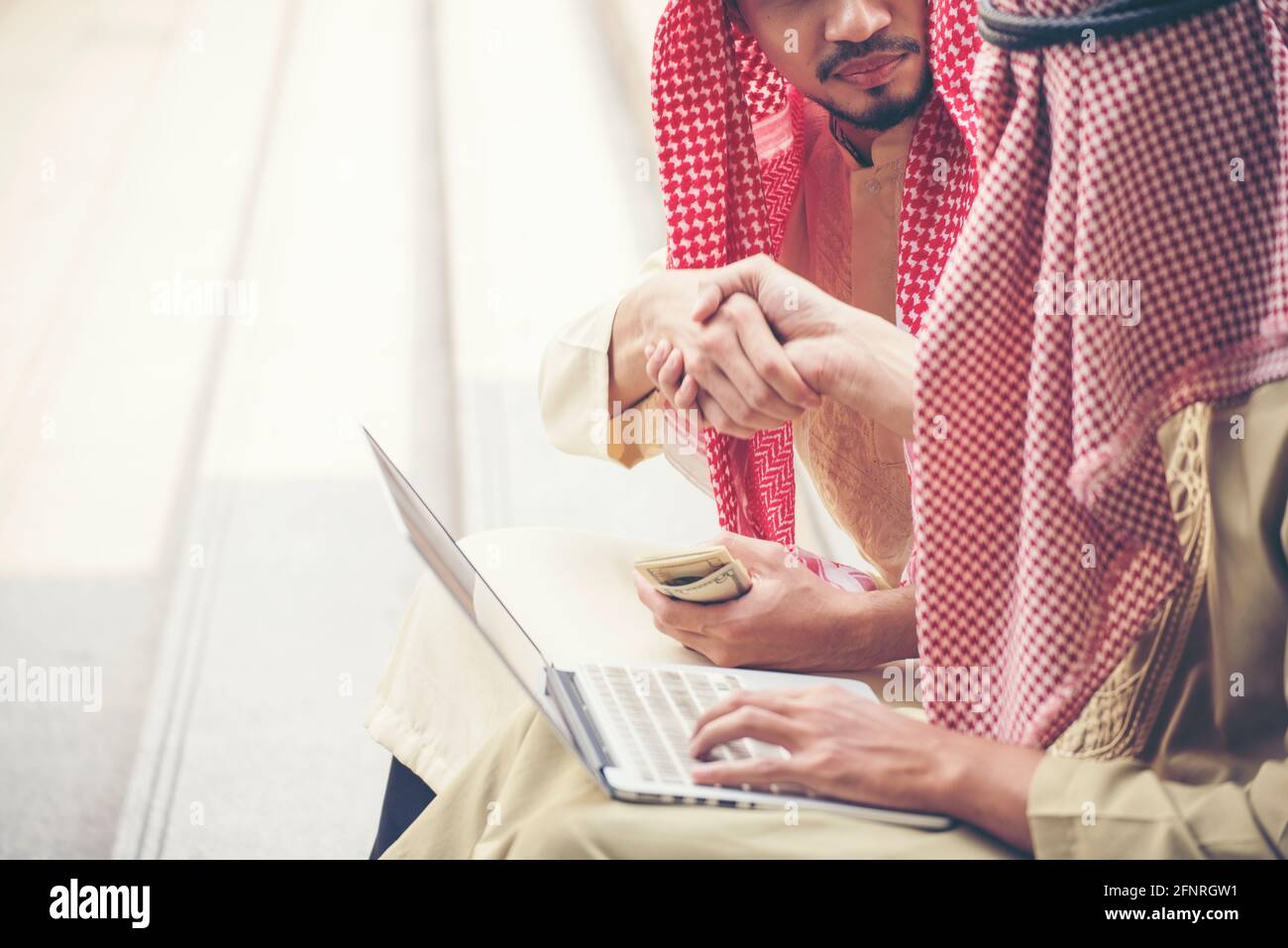 Arab man Team Business Hand schütteln nach dem kompletten Geschäft. Erfolgreiches Geschäftskonzept Stockfoto