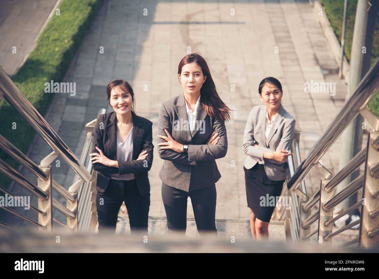 Power of Young Business Woman Leader Team arbeitet zusammen, um Geschäftsziel mit zuversichtlich und arbeiten vereint zu erreichen. Erfolg und Teamwork-Konzept. Stockfoto