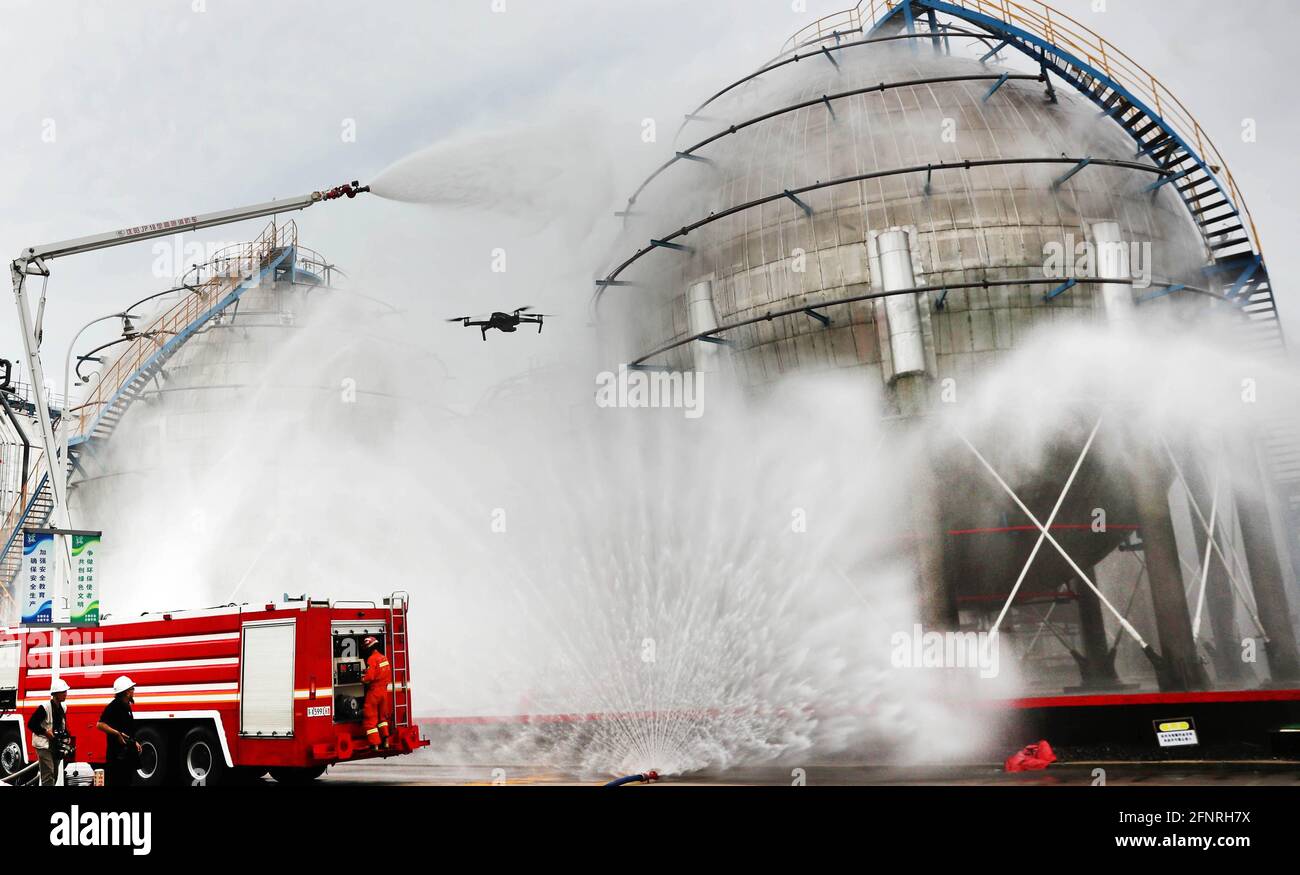 Nantong, China. Mai 2021. Am 19. Mai 2021 wird in Nantong, Jiangsu, China, eine Feuerbohrung des Auslaufes des kugelförmigen Butadien-Tanks durchgeführt (Foto: TPG/cnsphotos) Quelle: TopPhoto/Alamy Live News Stockfoto