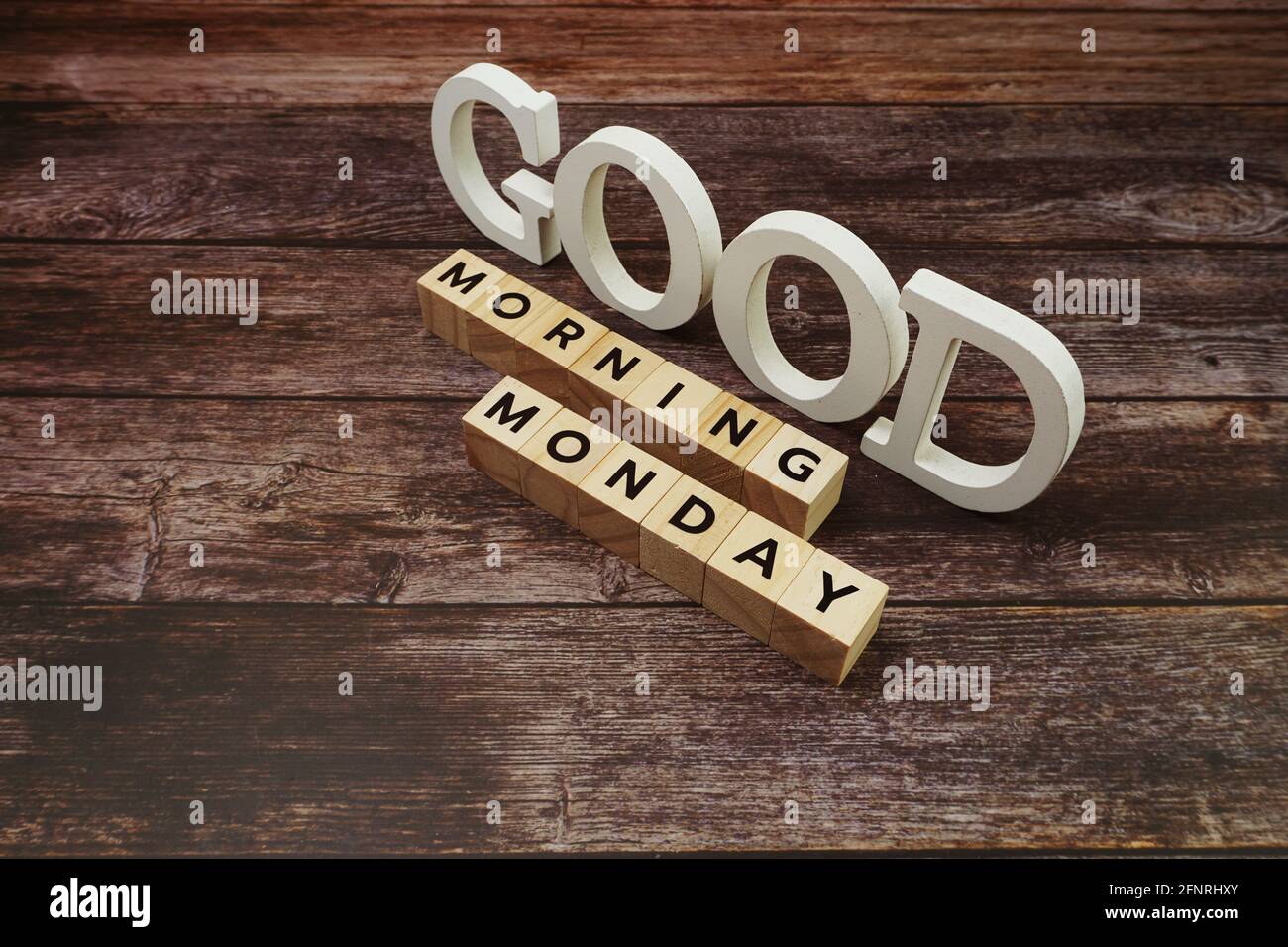 Guten Morgen Montag Buchstaben auf hölzernem Hintergrund Stockfoto