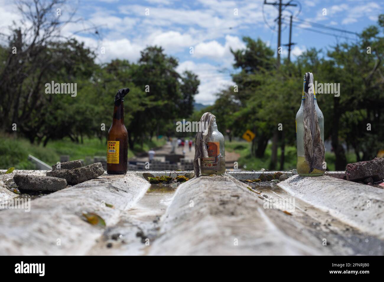 Eine Gruppe zuvor zubereiteter molotow-Cocktails bei einem Protest in Yumbo, Valle del Cauca, Kolumbien, am 2. Mai, 2021 als die Proteste in Valle del Cauca in Kolumbien während der regierungsfeindlichen Proteste, bei denen mindestens 40 Tote in Polizeibrutalfällen im Land starben, als die gewalttätigsten verzeichnet wurden. Stockfoto