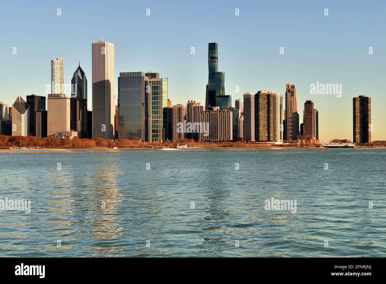 Chicago, Illinois, USA. Ein Teil der Skyline der Stadt, der von einigen der höchsten Gebäude der Stadt dominiert wird. Von links: Trump Tower (zweithöchster in Chi Stockfoto