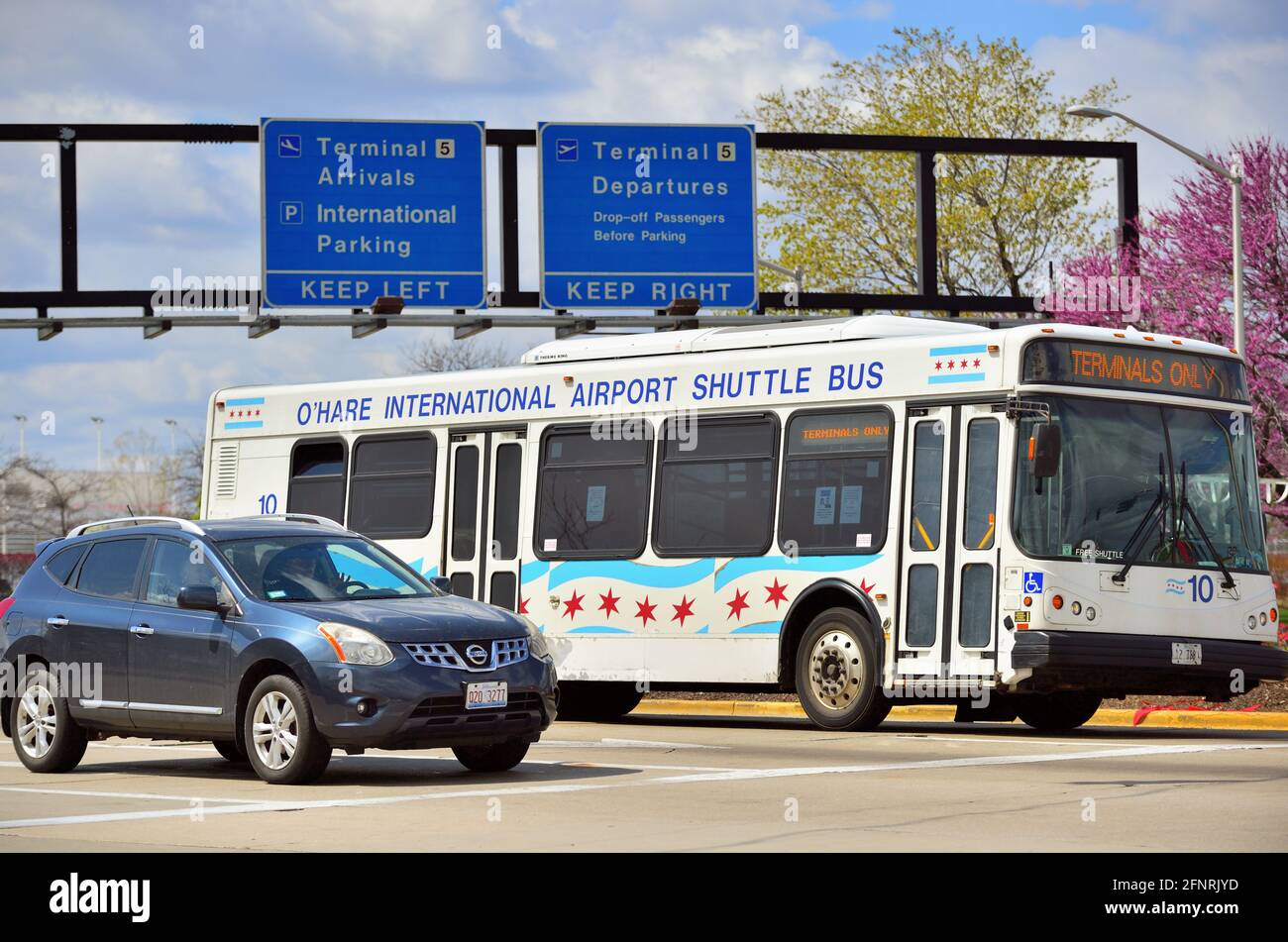 Chicago, Illinois, USA. Ein Shuttlebus fährt am internationalen Flughafen O'Hare. O'Hare ist einer der verkehrsreichsten Flughäfen in den Vereinigten Staaten und der Welt. Stockfoto