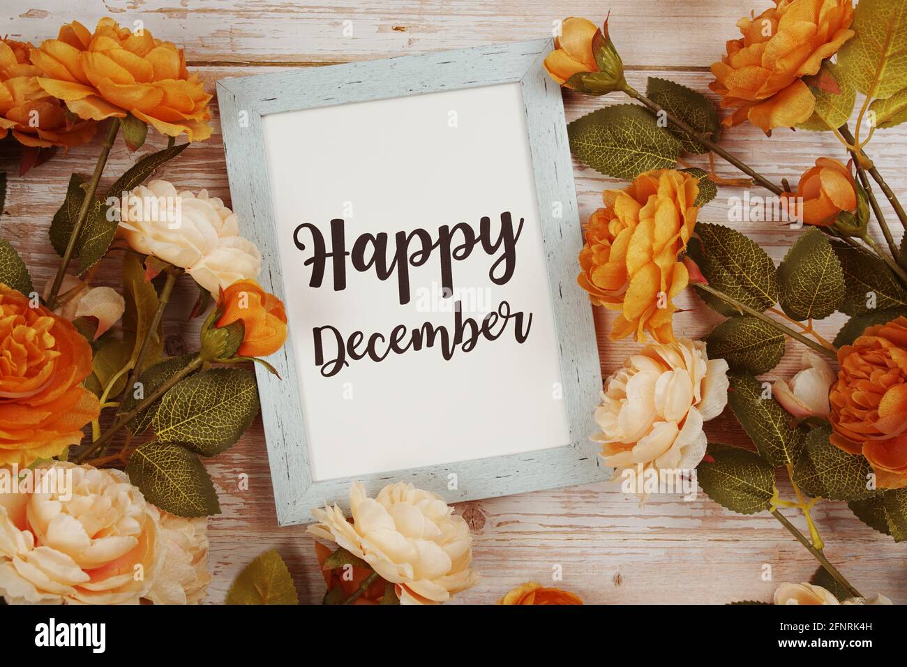 Happy December Typografie Text mit Blumendekodierung auf hölzernem Hintergrund Stockfoto