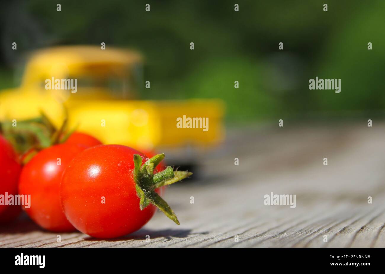 Tomaten und Vintage Yellow Truck Shallow DOF Stockfoto