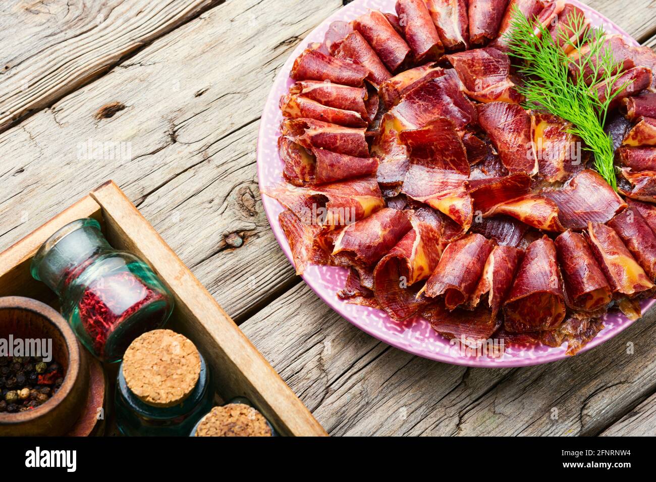 Geschnittenes basturma oder Fleisch ruckig. Rindfleisch ruckig, getrocknetes Rindfleisch. Armenische Nahrung Stockfoto