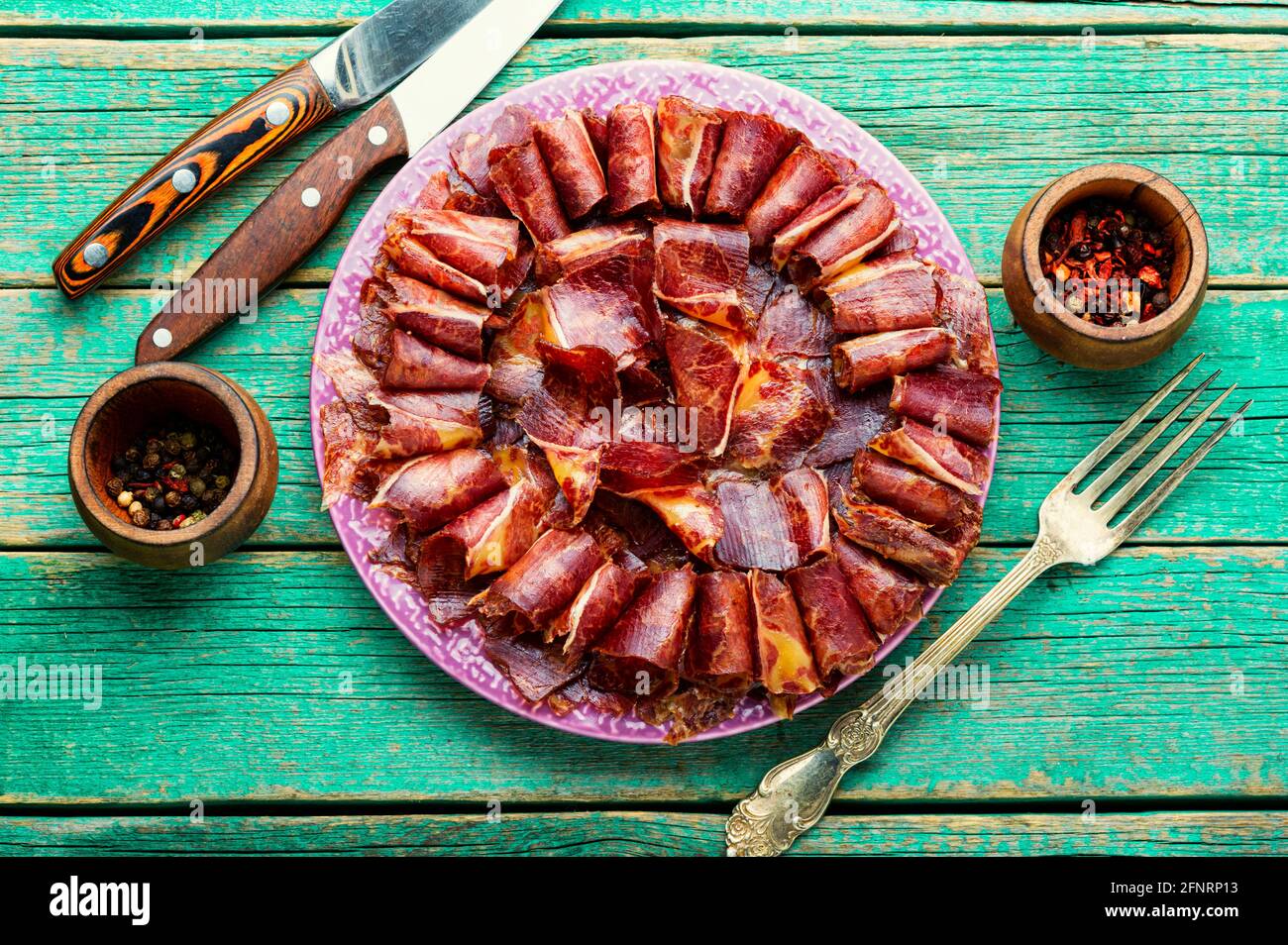 Geschnittenes basturma oder Fleisch ruckig. Rindfleisch ruckig, getrocknetes Rindfleisch auf dem Teller. Armenisches Essen Stockfoto