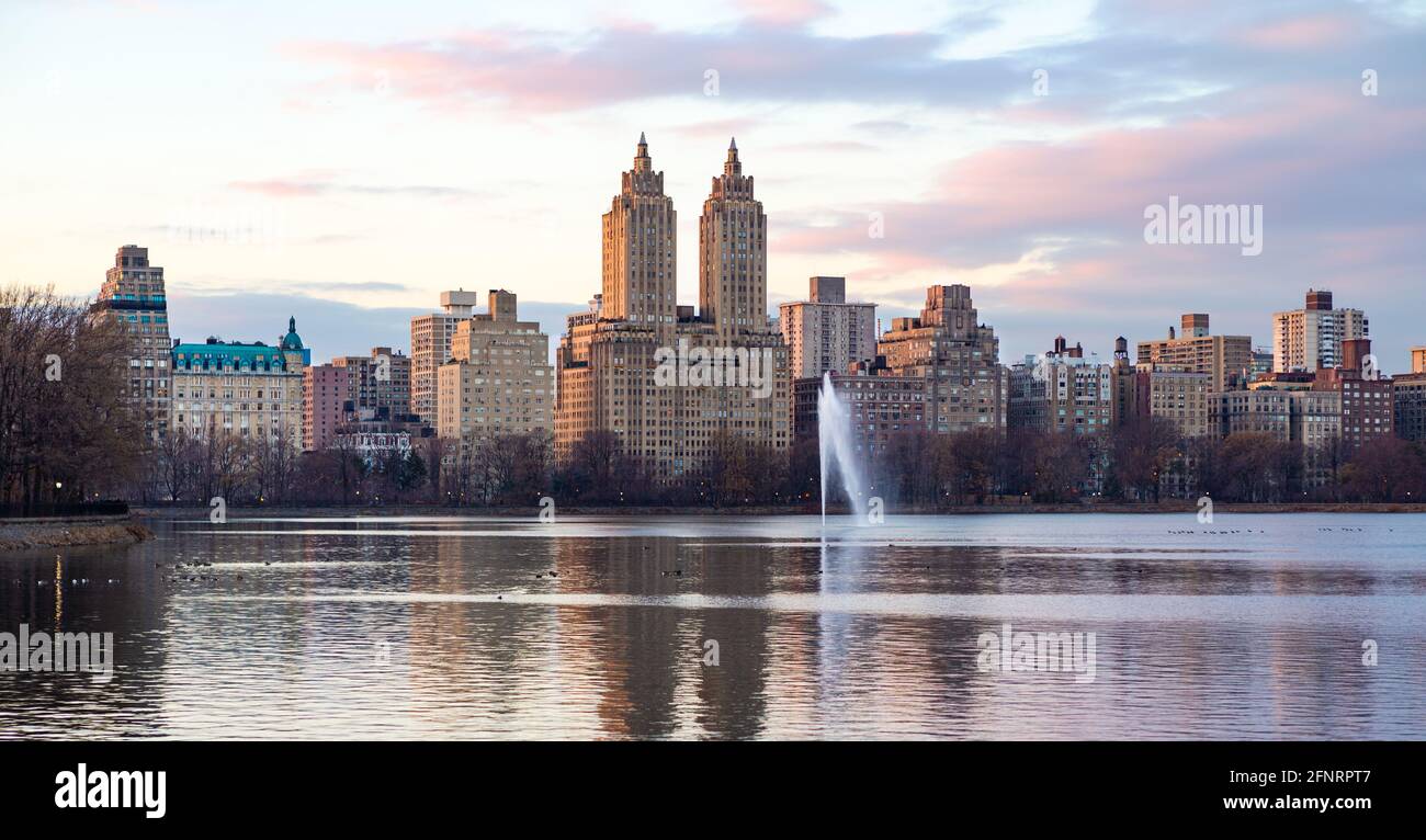 Jacqueline Kennedy Onassis Reservoir und Gebäude entlang des Central Park West, im Winter, Manhattan, New York. Stockfoto
