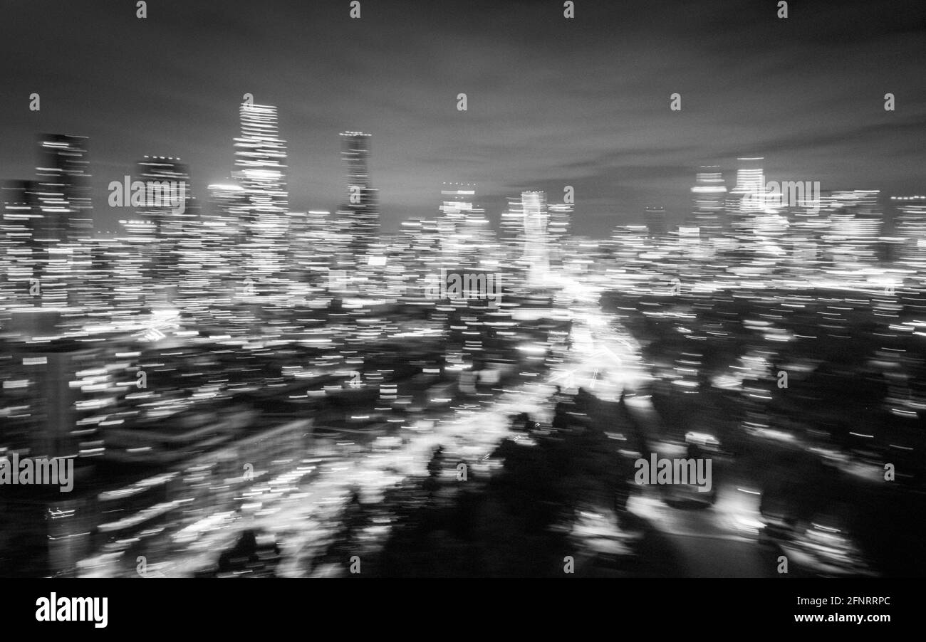 Nächtliches Stadtbild verblendert Stockfoto