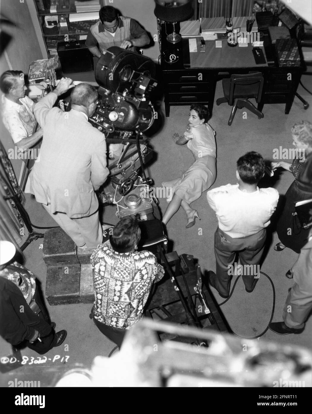JOAN CRAWFORD hat mit Movie Crew während der Dreharbeiten zum HERBST aufgesetzt LEAVES 1956 Regisseur ROBERT ALDRICH Kostümdesign Jean Louis William Goetz Productions / Columbia Pictures Stockfoto