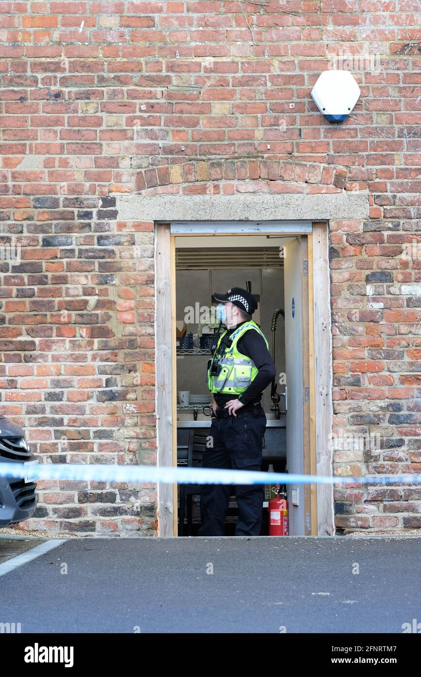 Gloucester, Gloucestershire, Großbritannien - Mittwoch, 19. Mai 2021 - die Polizeigrabungen im Clean Plate Café sollen heute beginnen, da die Polizei nach Mary Bastholm sucht, die 1968 im Alter von nur 15 Jahren vermisst wurde und möglicherweise Opfer des Serienmörders Fred West wurde. Das Foto zeigt einen Polizisten auf der Rückseite des Cafés um 7.30 UHR. Foto Steven May / Alamy Live News Stockfoto