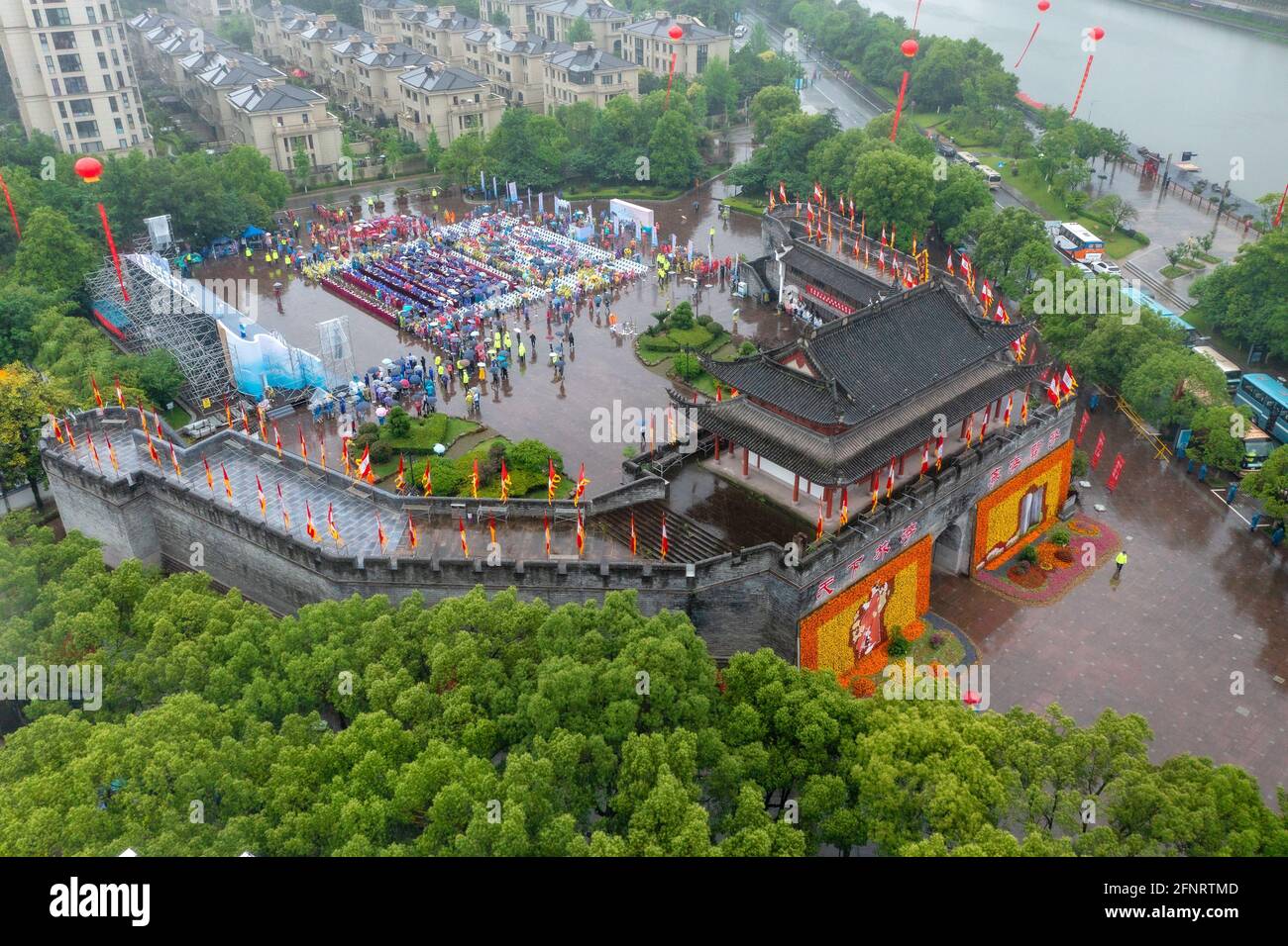 NINGANG, CHINA - 19. MAI 2021 - Luftfoto zeigt den Start der chinesischen Sommer-Roadtrip-Promotion-Saison in Ninghai, dem Geburtsort des chinesischen Tourismus-Tages, in Ningang, Provinz Zhejiang, China, 19. Mai, 2021. Heute ist China Tourism Day. (Foto von Guanghui Gu / Costfoto/Sipa USA) Stockfoto