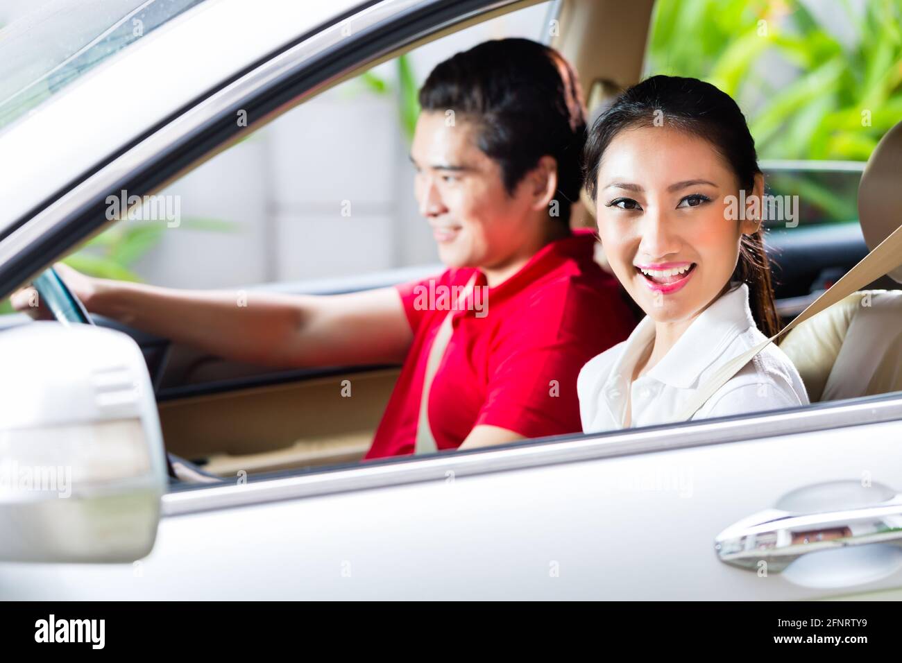 Asiatische Paar neue Auto in der Einfahrt zu Ihrem Haus Stockfoto