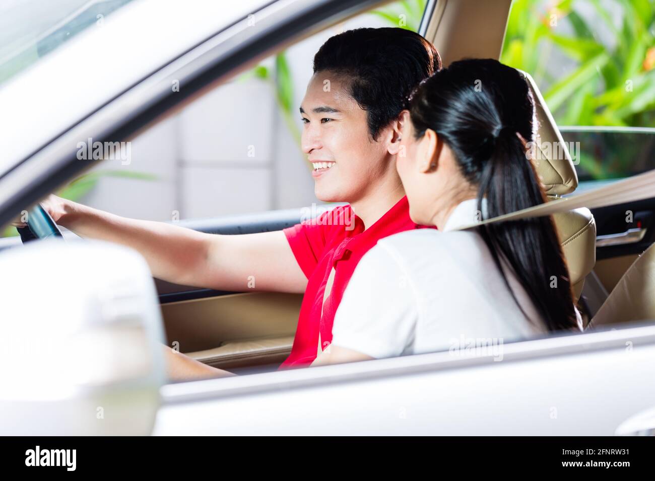 Asiatische Paar neue Auto in der Einfahrt zu Ihrem Haus Stockfoto