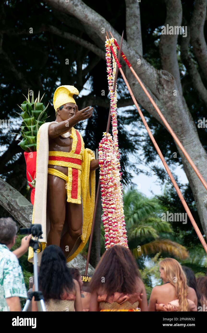 Die Drapierung der Leis Zeremonie während der King Kamehameha Day Feierlichkeiten in Kapa'au, Nord-Kohala, Big Island, Hawaii. Stockfoto