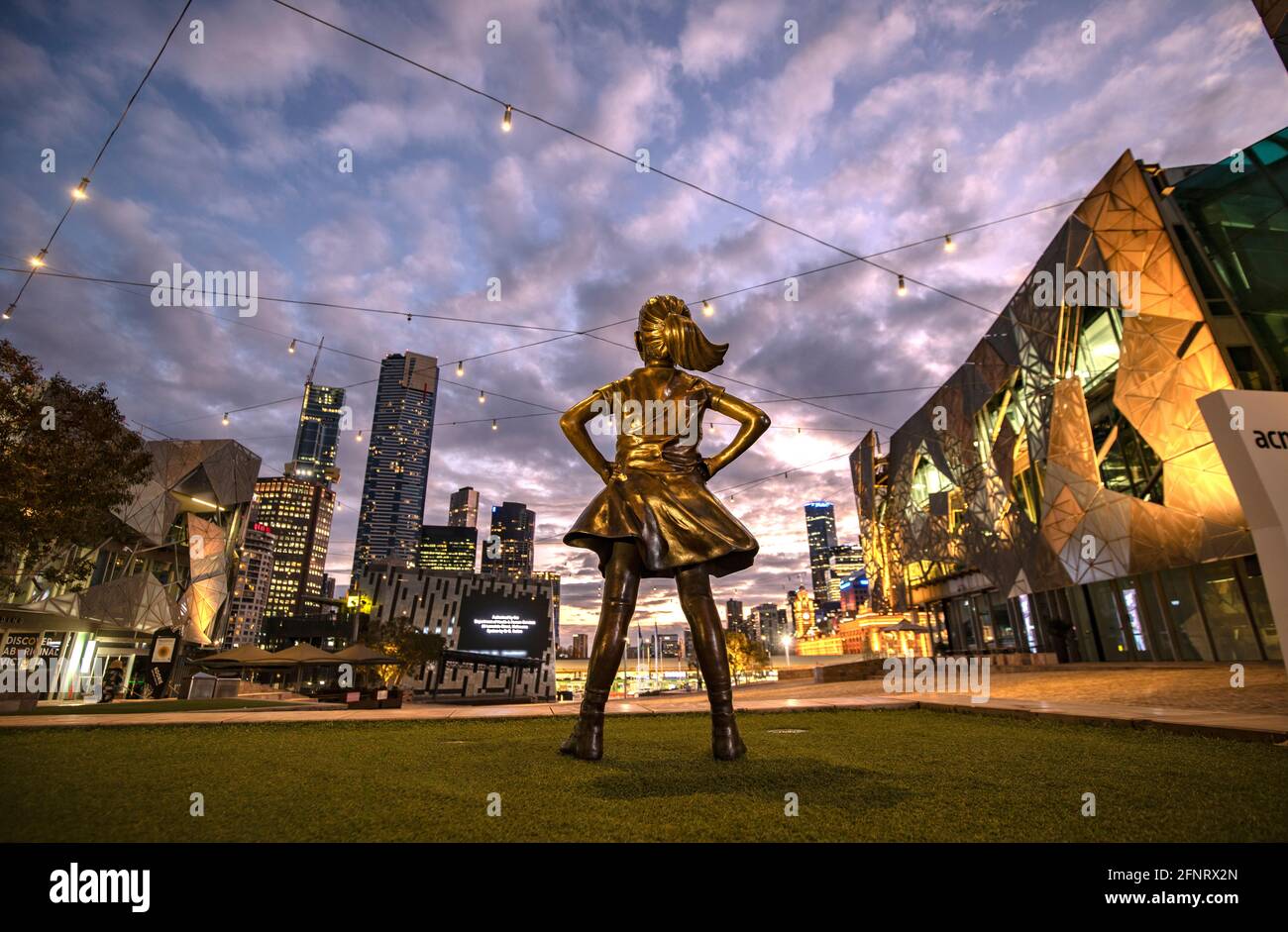Fearless Girl Statue im Federation Square Melbourne Australien. Stockfoto