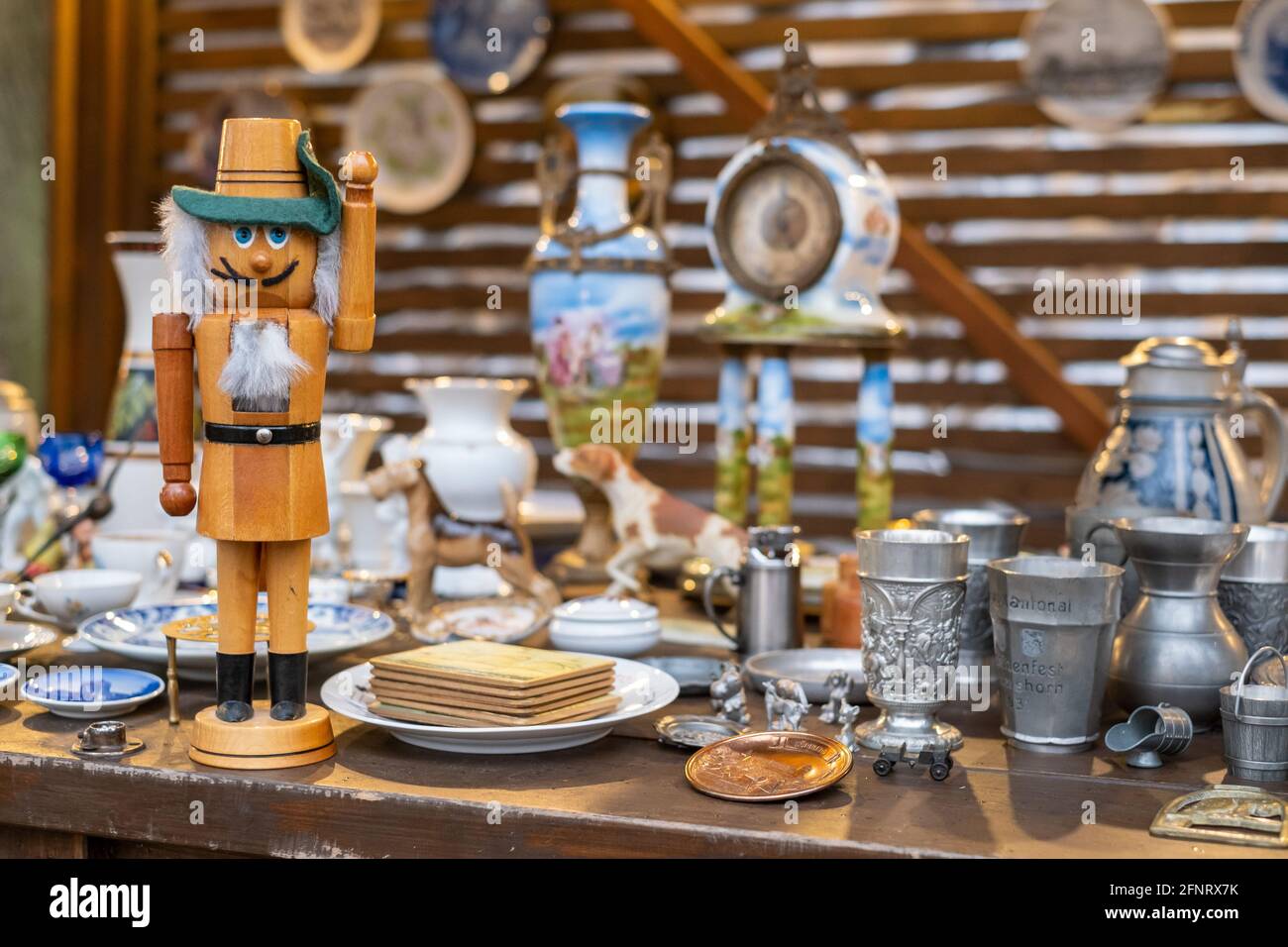 Holzpuppe auf der Theke mit verschiedenen Souvenirs Stockfoto