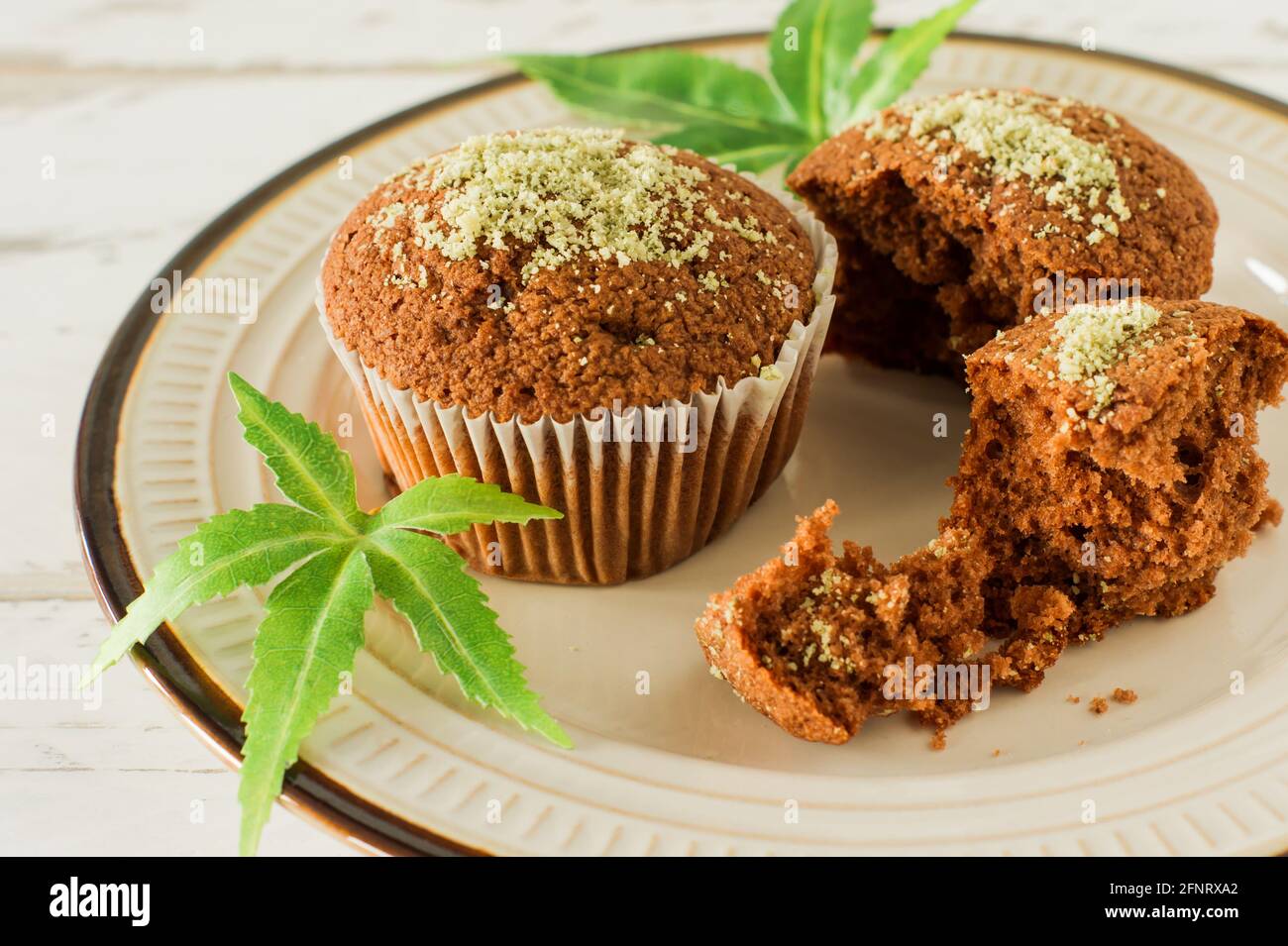 Cupcake mit Marihuana. Leckere Cupcake-Muffins mit Cannabis Unkraut cbd. Medizinische Marihuana-Drogen in Lebensmitteln Dessert, Ganja Legalisierung Stockfoto