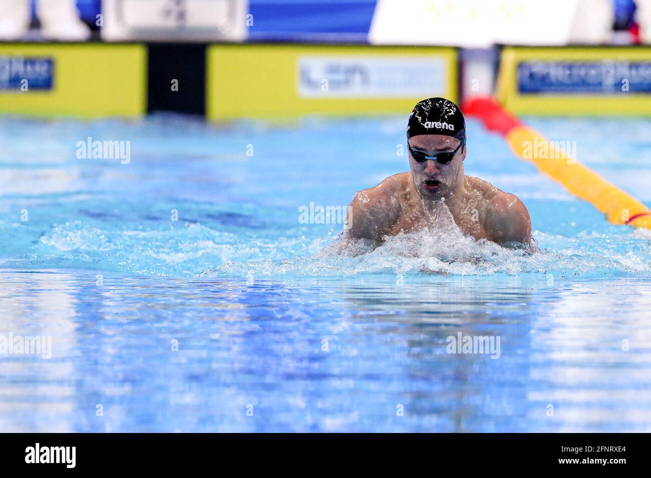 BUDAPEST, UNGARN - MAI 17: Arno Kamminga aus den Niederlanden tritt beim Men 100m Breaststroke Preliminary beim len European Aquatics CHAMP an Stockfoto