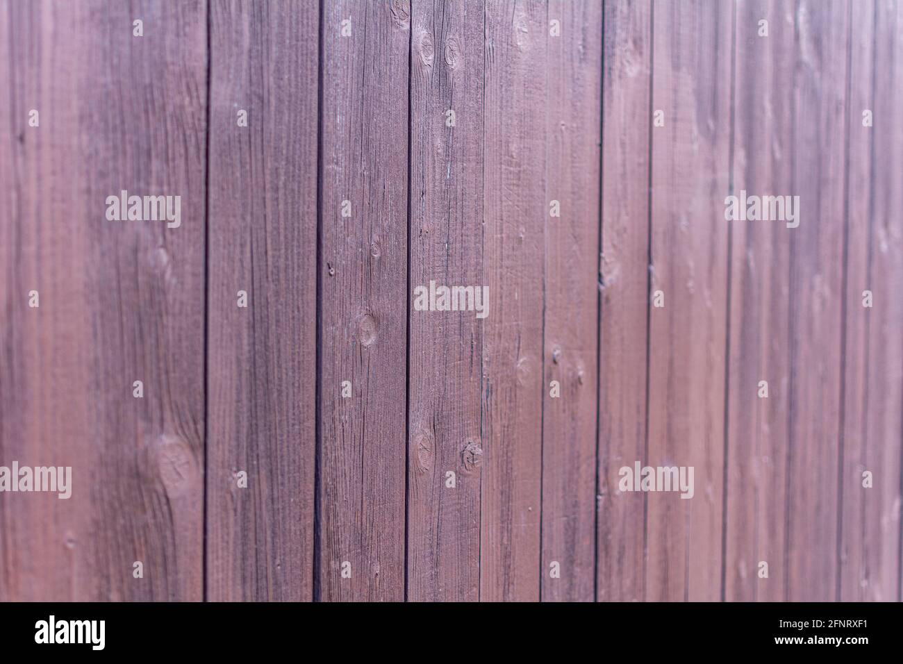 Braune Holzwand. Abstrakter Hintergrund, leere Schablone. Rustikal verwitterter stabiler Holzhintergrund mit Knoten und Nagellöchern. Stockfoto